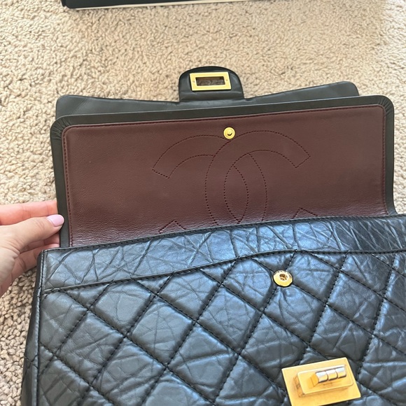Authentic vintage Chanel maxi reissue Aged Calfskin & Gold-Tone Metal
Black - Picture 5 of 9